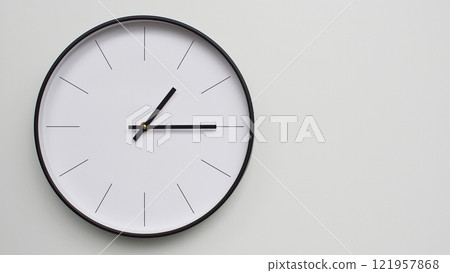 Wall Clock Showing 13.15/01.15 O'Clock on White Wooden Surface - Perfect for Time Management and Scheduling Concepts 121957868