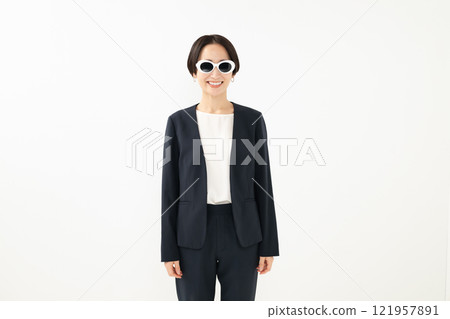 戴眼鏡微笑的中年婦女 121957891