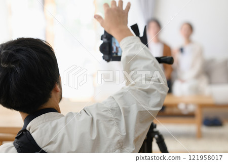 Photographer taking family photos 121958017