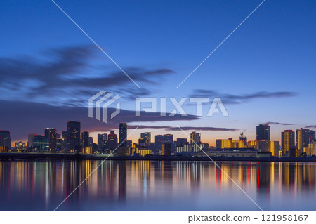 大阪梅田摩天大樓和淀川對面的日出 121958167