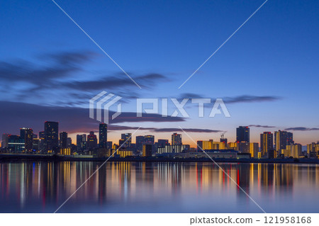 大阪梅田摩天大樓和淀川對面的日出 121958168