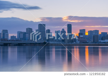 大阪梅田摩天大樓和淀川對面的日出 121958182