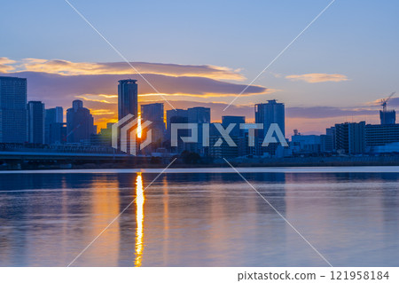 大阪梅田摩天大樓和淀川對面的日出 大阪梅田摩天大樓和淀川對面的日出 121958184