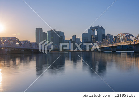 大阪梅田的摩天大樓和淀川的清晨陽光 大阪梅田的摩天大樓和淀川的清晨陽光 121958193