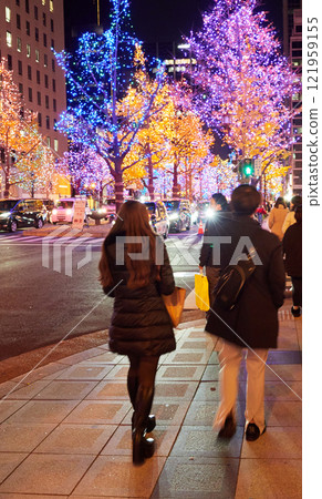 大阪市中心聖誕燈飾風景與遊客 大阪市中心聖誕燈飾風景與遊客 121959155