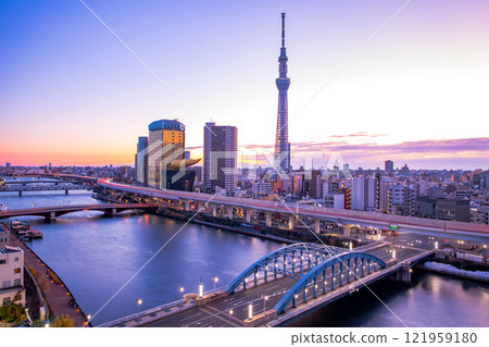 日出時的東京都市風景隅田河 121959180