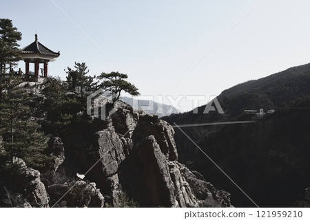 與吊橋和落磯山脈的景觀 121959210
