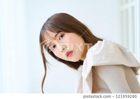 Young lady's portrait Young lady's portrait 121959280