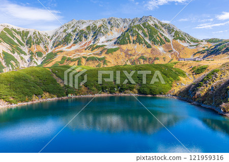 秋天的立山黑部阿爾卑斯山路線、紅葉室堂平、禦庫裡池 秋天的立山黑部阿爾卑斯山路線、紅葉室堂平、禦庫裡池 121959316