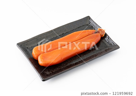 一整串鯔魚放在盤子裡 一整串鯔魚放在盤子裡 121959692
