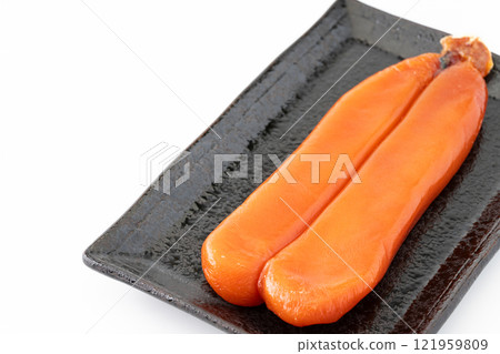 一整串鯔魚放在盤子裡 一整串鯔魚放在盤子裡 121959809