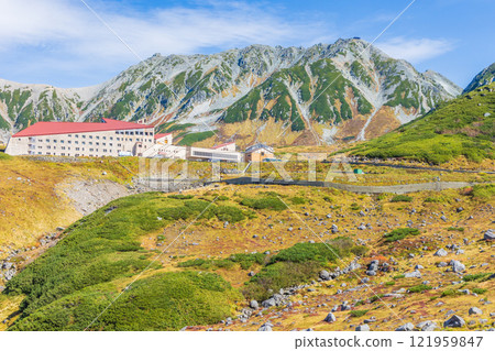 秋天的立山黑部阿爾卑斯山脈路線 從高原巴士車窗看到的立山與室堂客運站 秋天的立山黑部阿爾卑斯山脈路線 從高原巴士車窗看到的立山與室堂客運站 121959847