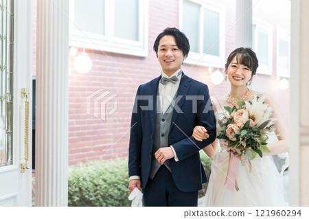 Bride and groom walking in the wedding hall (entrance, wedding, Asian) Bride and groom walking in the wedding hall (entrance, wedding, Asian) 121960294