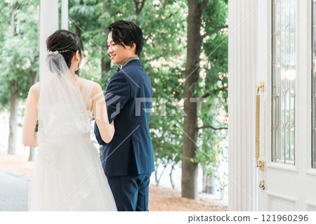 新娘和新郎走在婚禮大廳的後視圖(入口、婚禮、亞洲) 新娘和新郎走在婚禮大廳的後視圖(入口、婚禮、亞洲) 121960296