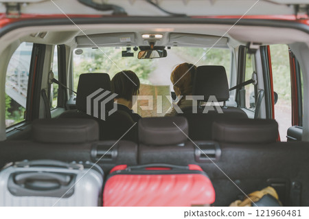 女孩開車旅行 121960481