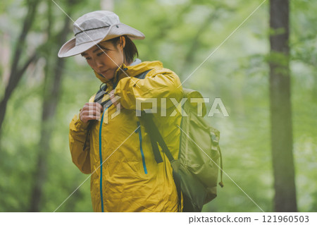 女徒步旅行者 121960503