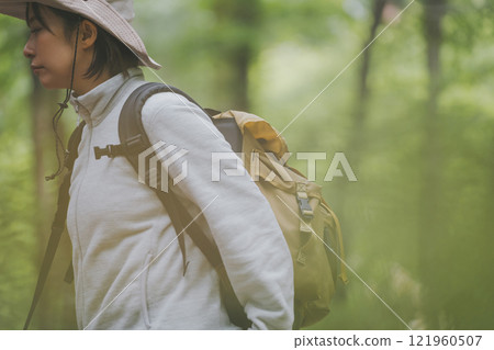 女徒步旅行者 121960507