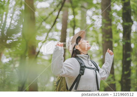 女徒步旅行者 121960512