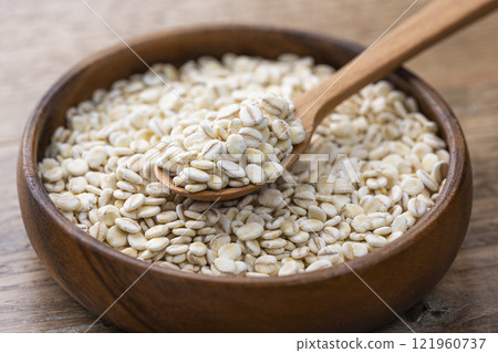 木桌上盤子上的燕麥捲和木勺 121960737