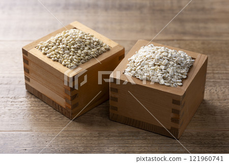 麻糬和大麥捲盛在木盒中 麻糬和大麥捲盛在木盒中 121960741