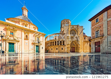 Basilica Cathedral of the Assumption of Our Lady. Valencia. 121961275
