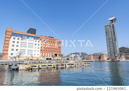 福岡縣北九州市門司區是一個熱門的旅遊目的地，門司港晴天時復古周圍的城市景觀 121963061