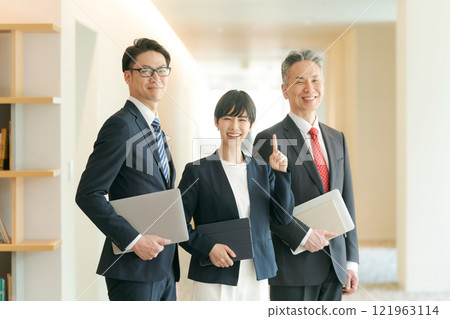 Business people lining up in an office corridor 121963114