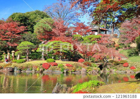 [東京] 陽光明媚的日子，舊古賀庭園的對稱秋葉 121963188