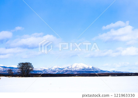 藍天、雪山和複製空間的景觀 藍天、雪山和複製空間的景觀 121963330
