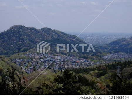 綠樹環繞的住宅區 [相模原市津久井 4 月] 121963494