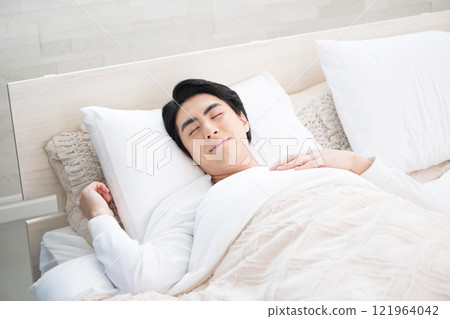 一個男人睡在床上 - 一夜好眠的形象 一個男人睡在床上 - 一夜好眠的形象 121964042