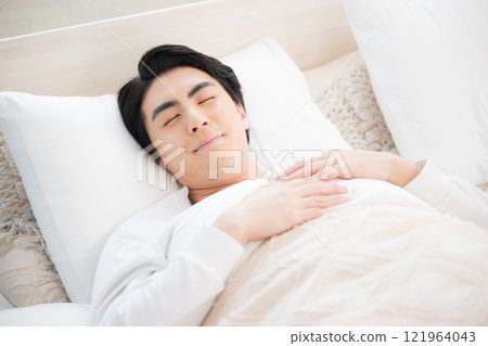 一個男人睡在床上 - 一夜好眠的形象 一個男人睡在床上 - 一夜好眠的形象 121964043