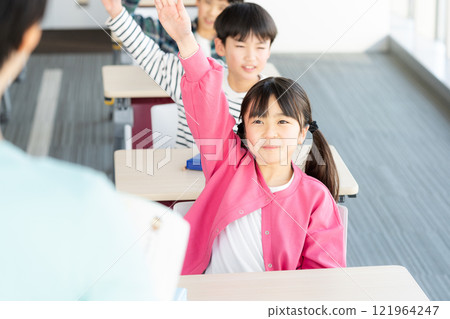 小學生在課堂上舉手的班級形象 121964247