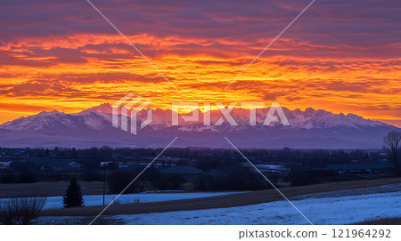 AI 生成的圖像真實地描繪了日出和日出，將雄偉的雪山照亮成紅色。 121964292