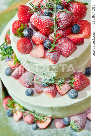 cake with strawberries 121964293