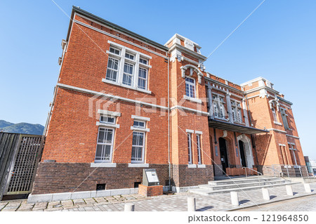 福岡縣北九州市門司區，門司港復古的近代工業遺產，陽光明媚的前門司海關大樓 121964850