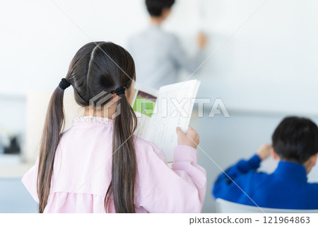 小學生在教室上課 小學生在教室上課 121964863
