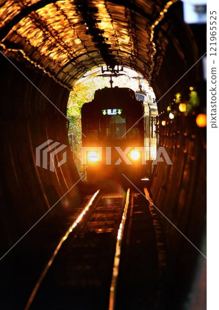 From the ancient city of Kamakura to Enoshima in midwinter... Passing through Gokuraku Cave [Enoden] 121965525