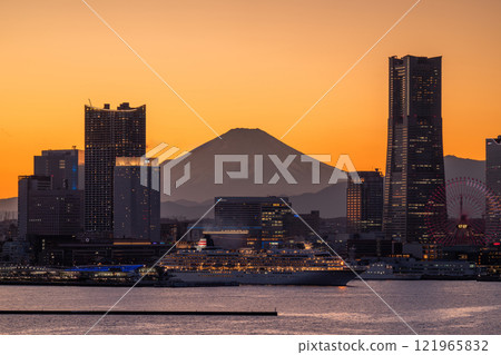 [神奈川縣] 橫濱港未來與豪華遊輪從港口出發的夜景 121965832