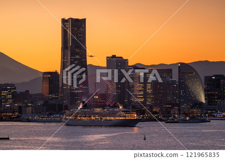 [神奈川縣] 橫濱港未來與豪華遊輪從港口出發的夜景 121965835