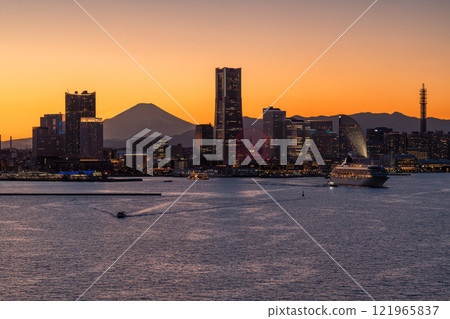 [神奈川縣] 橫濱港未來與豪華遊輪從港口出發的夜景 121965837