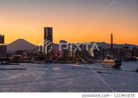 <Kanagawa Prefecture> Night view of Yokohama Minato Mirai and a luxury cruise ship departing <Kanagawa Prefecture> Night view of Yokohama Minato Mirai and a luxury cruise ship departing 121965838