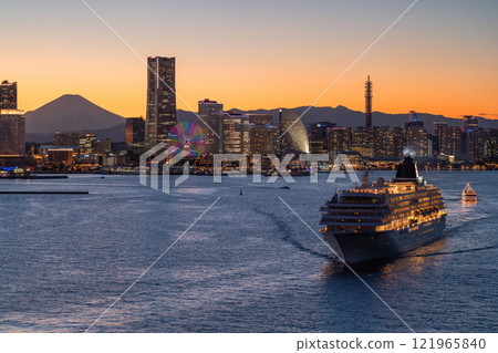 <Kanagawa Prefecture> Night view of Yokohama Minato Mirai and a luxury cruise ship departing 121965840