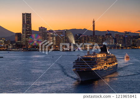 <Kanagawa Prefecture> Night view of Yokohama Minato Mirai and a luxury cruise ship departing 121965841