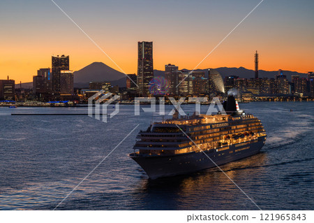 <Kanagawa Prefecture> Night view of Yokohama Minato Mirai and a luxury cruise ship departing <Kanagawa Prefecture> Night view of Yokohama Minato Mirai and a luxury cruise ship departing 121965843