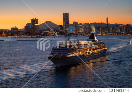 [神奈川縣] 橫濱港未來與豪華遊輪從港口出發的夜景 121965844