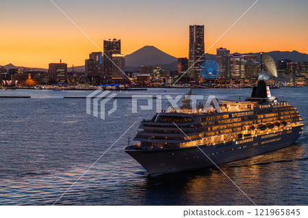 [神奈川縣] 橫濱港未來與豪華遊輪從港口出發的夜景 121965845