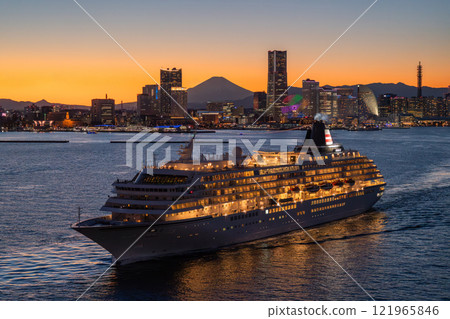 <Kanagawa Prefecture> Night view of Yokohama Minato Mirai and a luxury cruise ship departing <Kanagawa Prefecture> Night view of Yokohama Minato Mirai and a luxury cruise ship departing 121965846