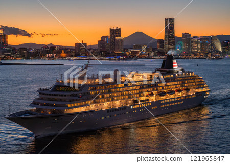 <Kanagawa Prefecture> Night view of Yokohama Minato Mirai and a luxury cruise ship departing <Kanagawa Prefecture> Night view of Yokohama Minato Mirai and a luxury cruise ship departing 121965847