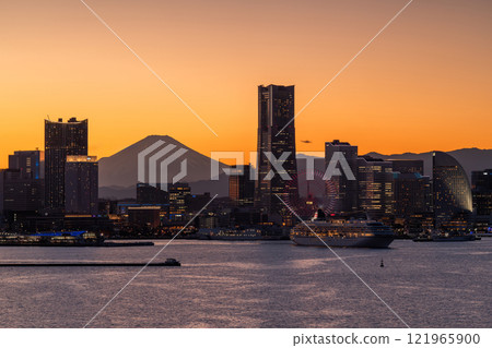 <Kanagawa Prefecture> Night view of Yokohama Minato Mirai and a luxury cruise ship departing 121965900